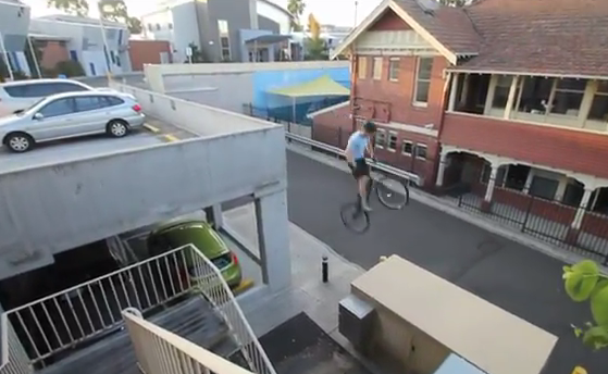 Andrew Dickey, parkour con la bici