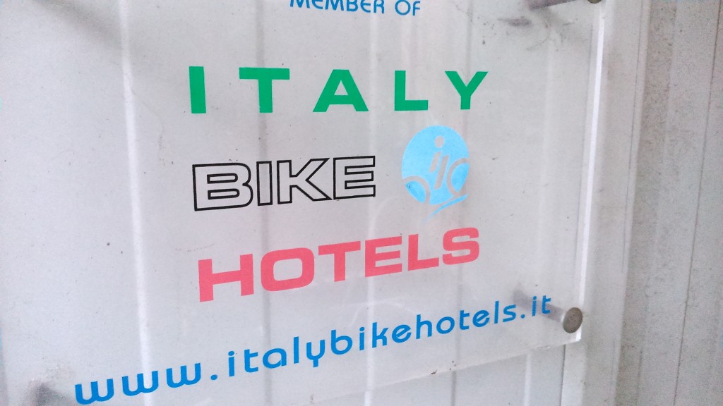 La dura vita di un biker a Finale Ligure senza la propria bici…